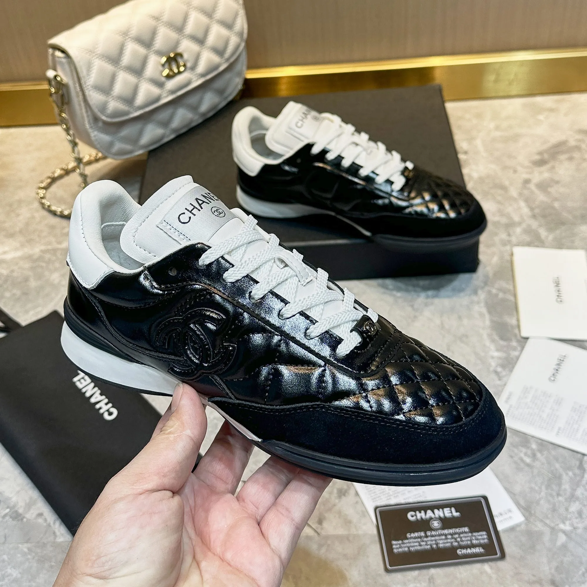 👟👟Ex-factory price 560👟👟 Chanel Chanel - 2024 counter top casual sports shoes This classic design; the upper is electro-embroidered with a variety of techniques; the outsole is fashionable and sporty; it is unusual to incorporate a variety of color matching elements... The diversified mix and match is very beautiful and versatile, casual, fashionable, sports and outdoor can be taken into account... ꫛꫀꪝ Go➫ Material: ❶Upper is made of: Original imported mixed-breed sheep ❷Inside made of: original imported breathable sheepskin ❸Outsole based on: original TPU outsole Full set of boutique packaging for women 35–41